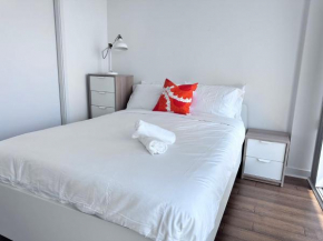 6 Guests Modern Condo with Lake Views Near CN Tower Fully Equipped